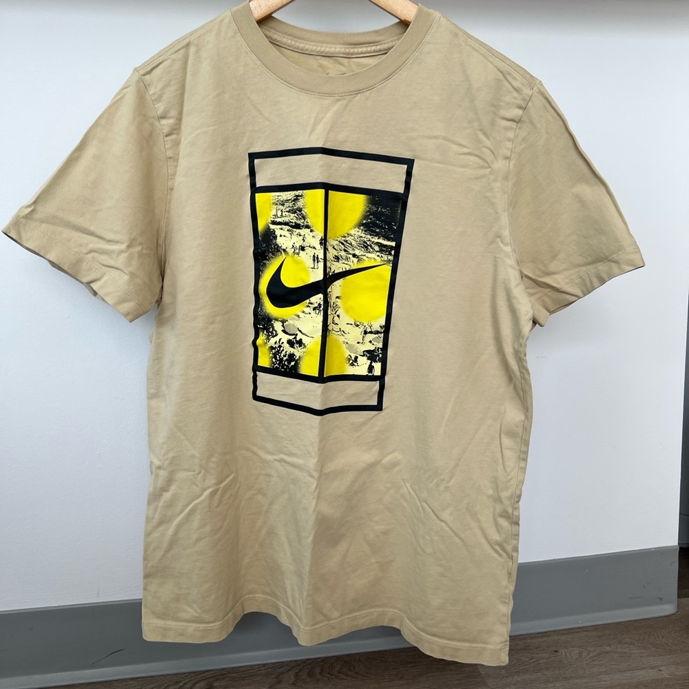 Nike Men's Beige and Yellow Graphic Tee